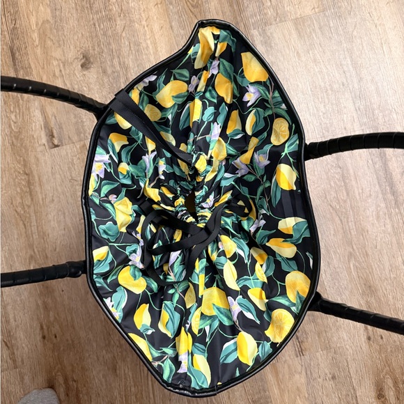 Victoria’s Secret • Large Straw Tote in Lemons - Picture 9 of 14